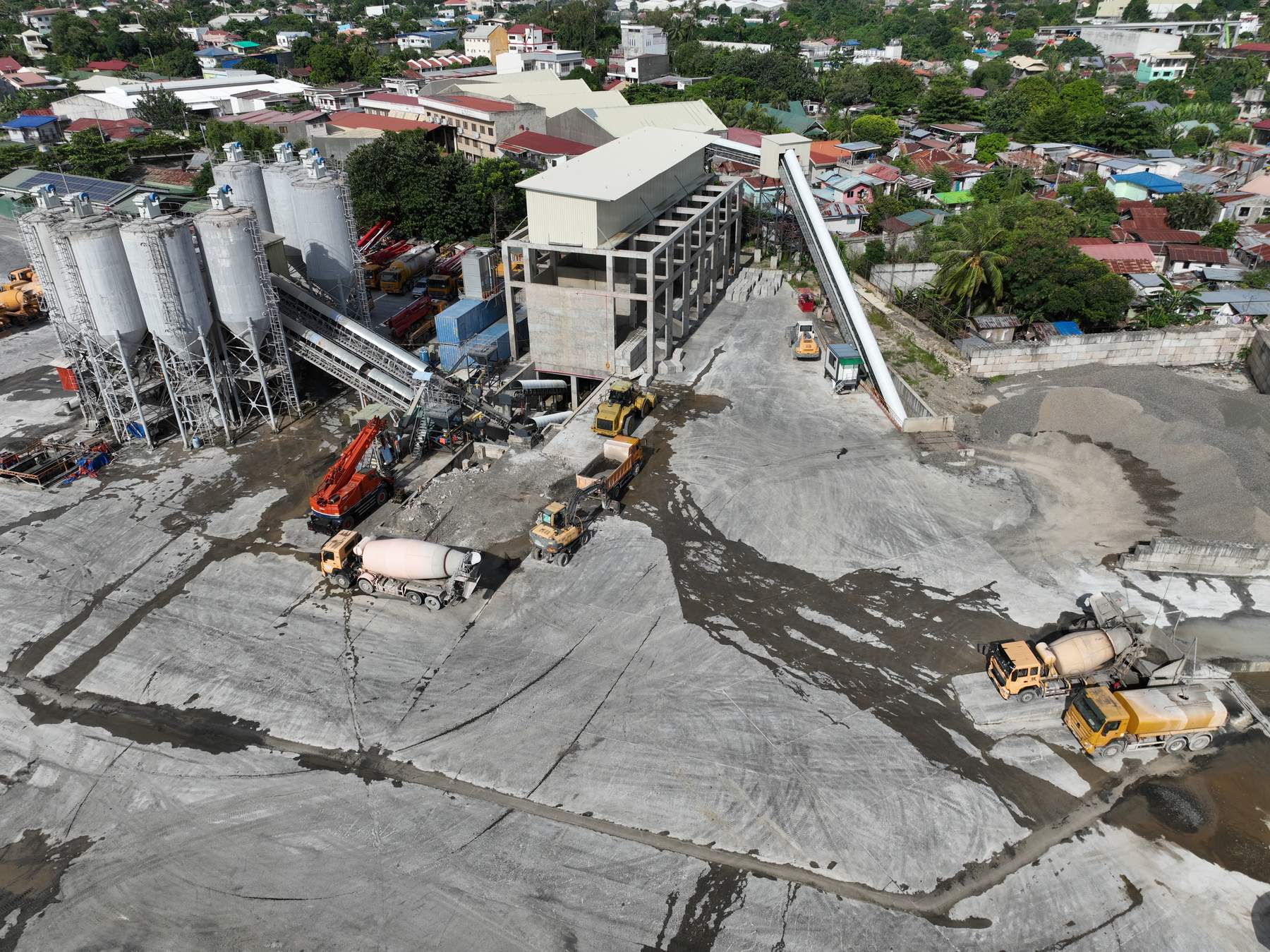 Talisay batching plant — wet-mix plant and silos